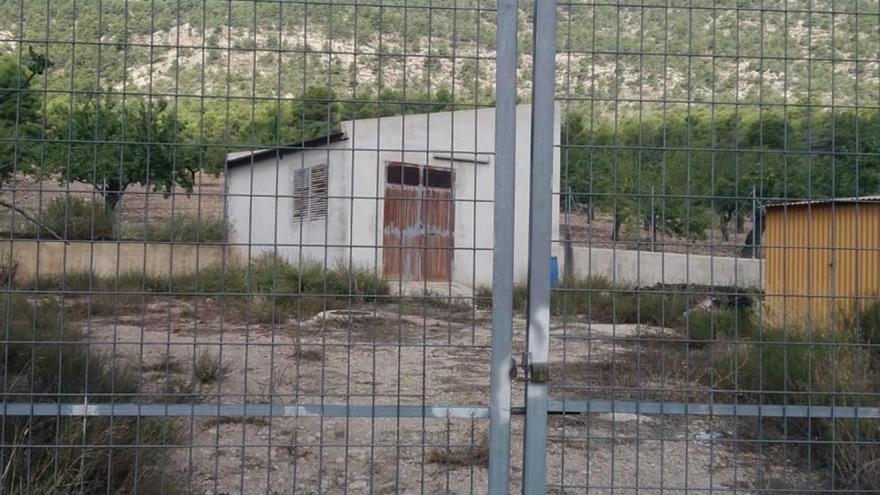 Una de las granjas de Zarzadilla de Totana, cerrada.