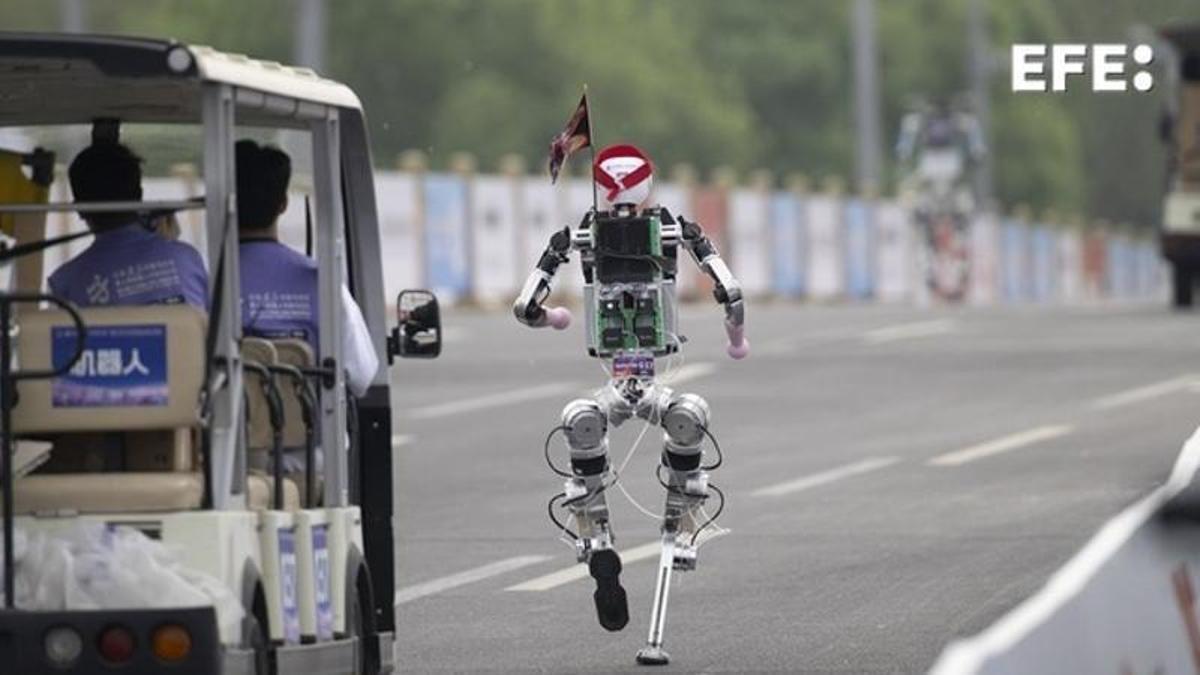 Cientos de humanoides corren una media maratón en Pekín