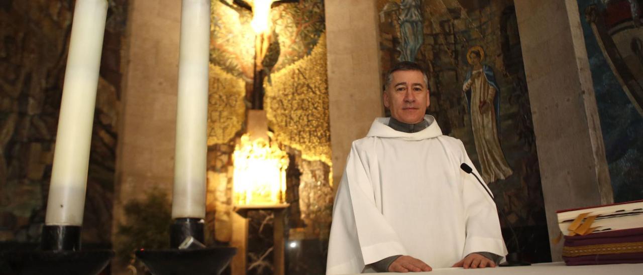 José Vidal en el altar de la 
concatedral de Santa María 
de Vigo.   | // JOSÉ LORES