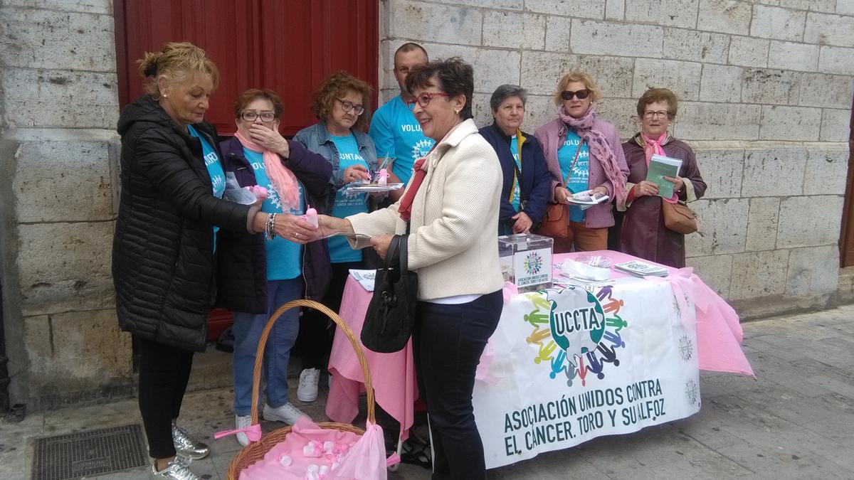 Voluntarios de la asociación, en una campaña informativa sobre el cáncer de mama