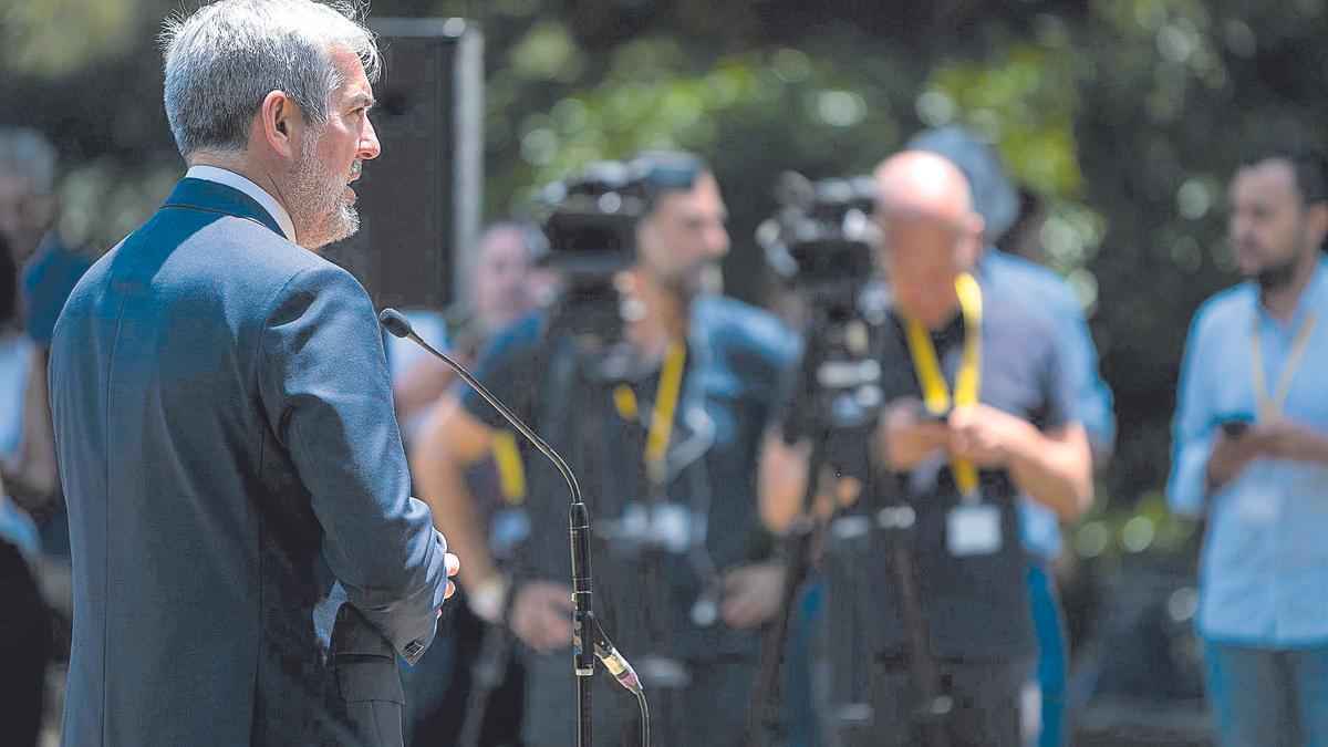 El presidente del Gobierno canario, Fernando Clavijo, atiende a los medios tras la Conferencia de Presidentes celebrada ayer en Barcelona.