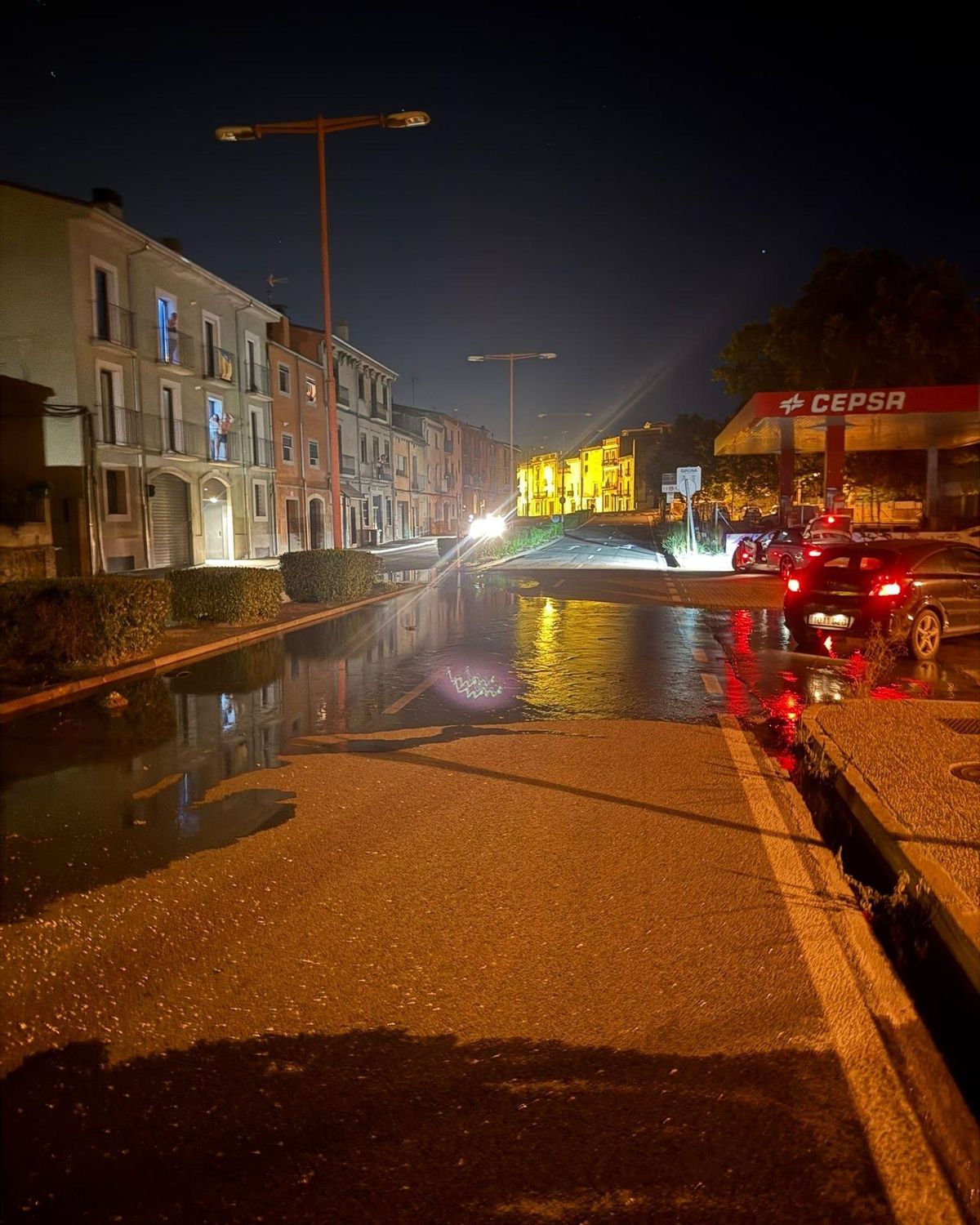 Així va quedar el carrer de Pont Major després de l'accident de trànsit del camió-cuba.