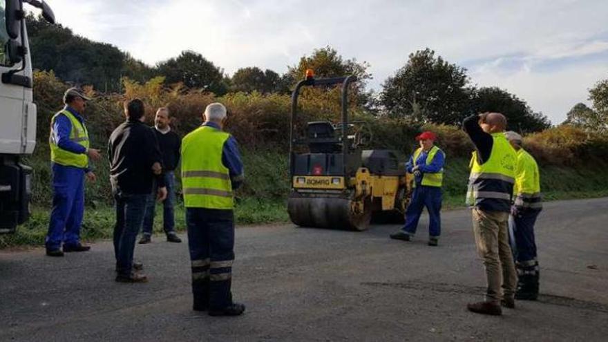 El alcalde visitó ayer las actuaciones de la brigada de Obras en pistas de Bermés.