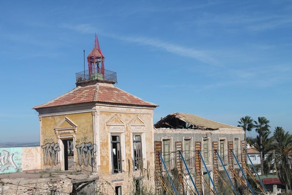 Casa y Torre de Los Balcones con imágenes captadas entre 2008 y 2017 y en el que se observa el deterioro del inmueble