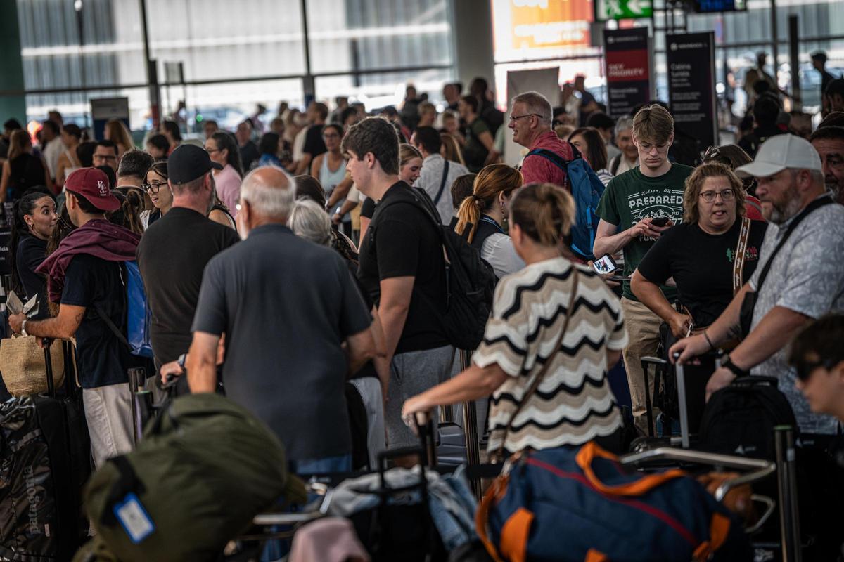Pasajeros en el aeropuerto de Barcelona-El Prat durante una jornada de huelga de personal Pasajeros en el aeropuerto de Barcelona-El Prat durante una jornada de huelga de personal