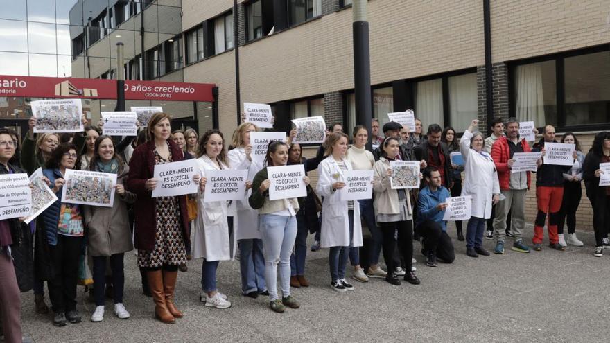 Los profesores del Instituto de La Corredoria, ayer, durante la concentración a las puertas del centro educativo. | Fernando Rodríguez