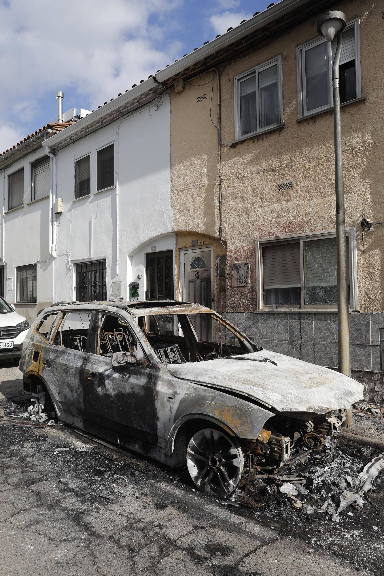 Girona. Carrer del Pou 7. Incendi cotxe cremat.