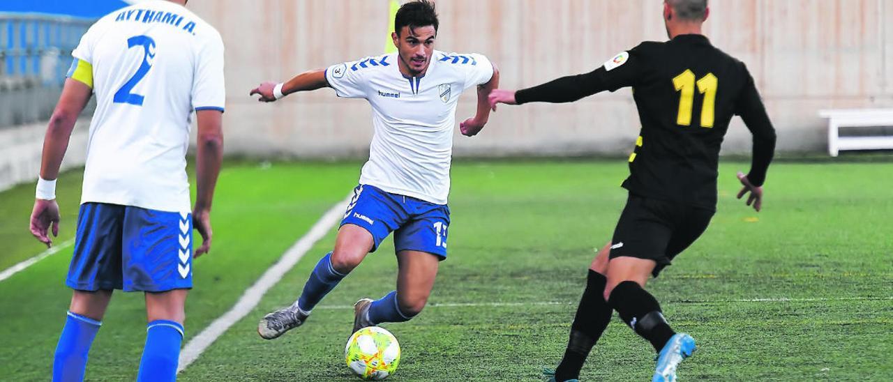 Ásdrubal Padrón, delantero del Tamaraceite, controla un balón en el encuentro de su equipo frente al Buzanada. A izquierda, de espaldas, Aythami Álvarez.