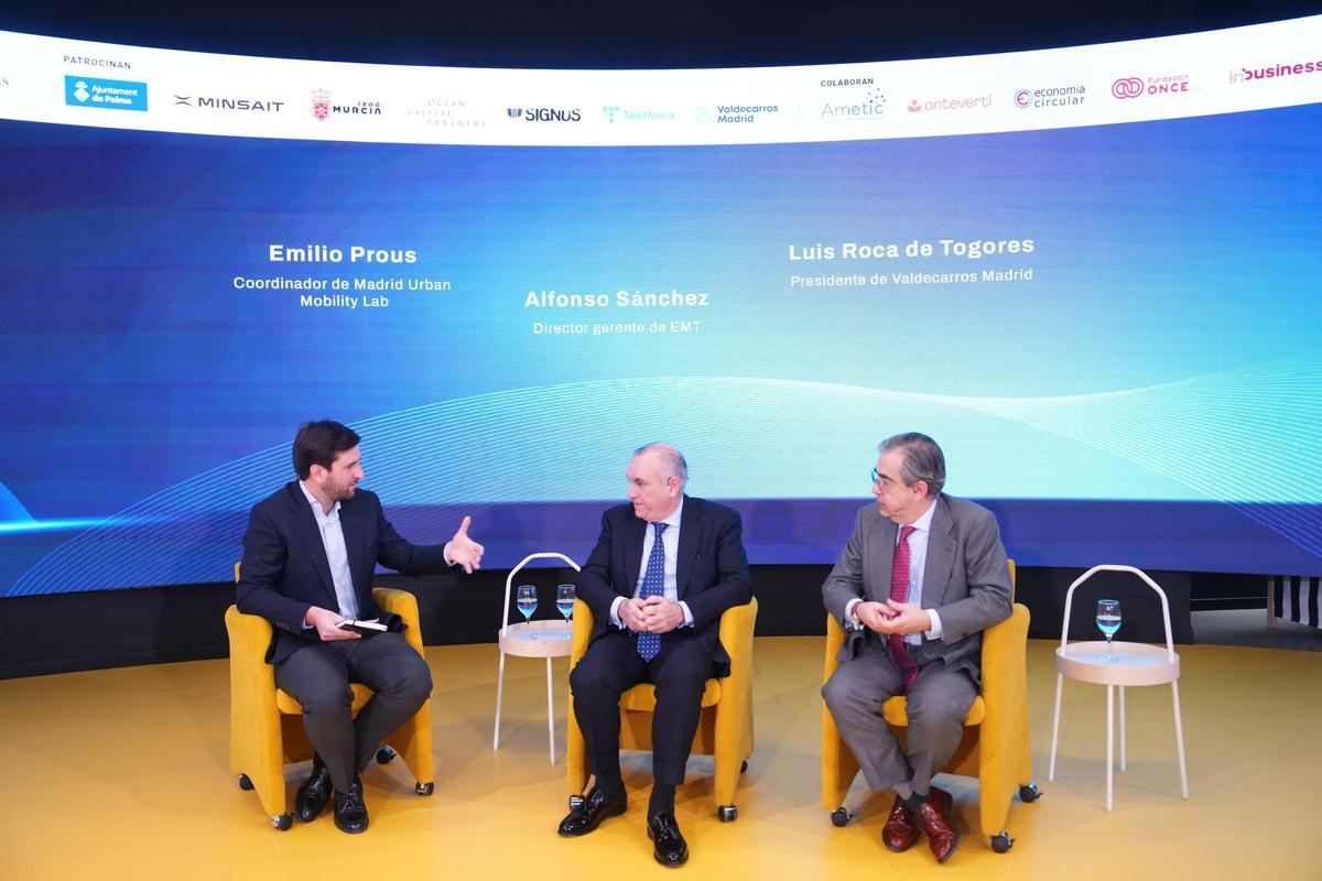 Emilio Prous (Madrid Green Ubran Mobility Lab), junto a Alfonso Sánchez (EMT) y Luis Roca de Togores (Valdecarros Madrid), durante el diálogo ‘La nueva movilidad en Madrid’.