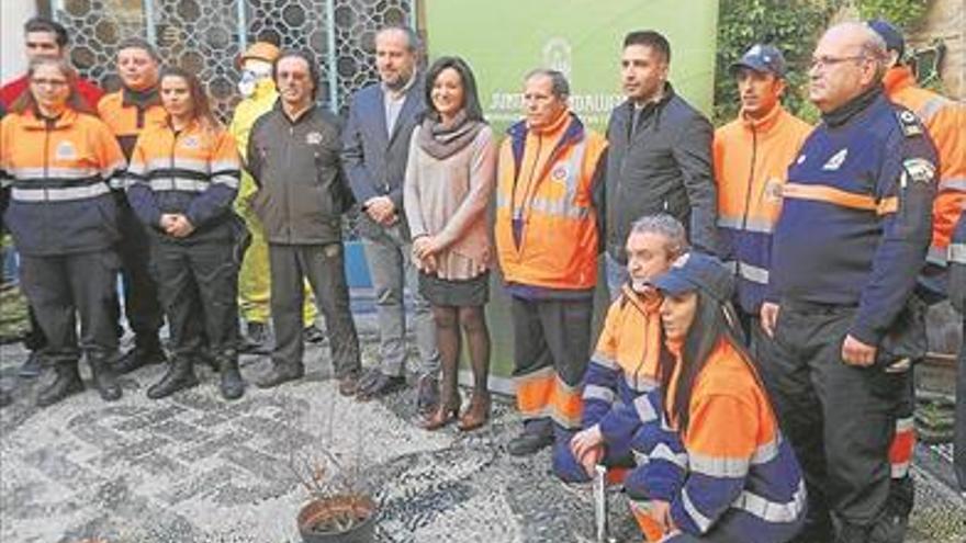 La Junta entrega 65 objetos de protección y ayuda en la lucha contra el fuego