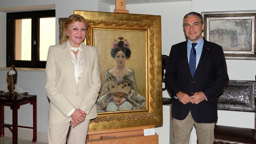 Elías Bendodo y Carmen Thyssen posan junto al cuadro.