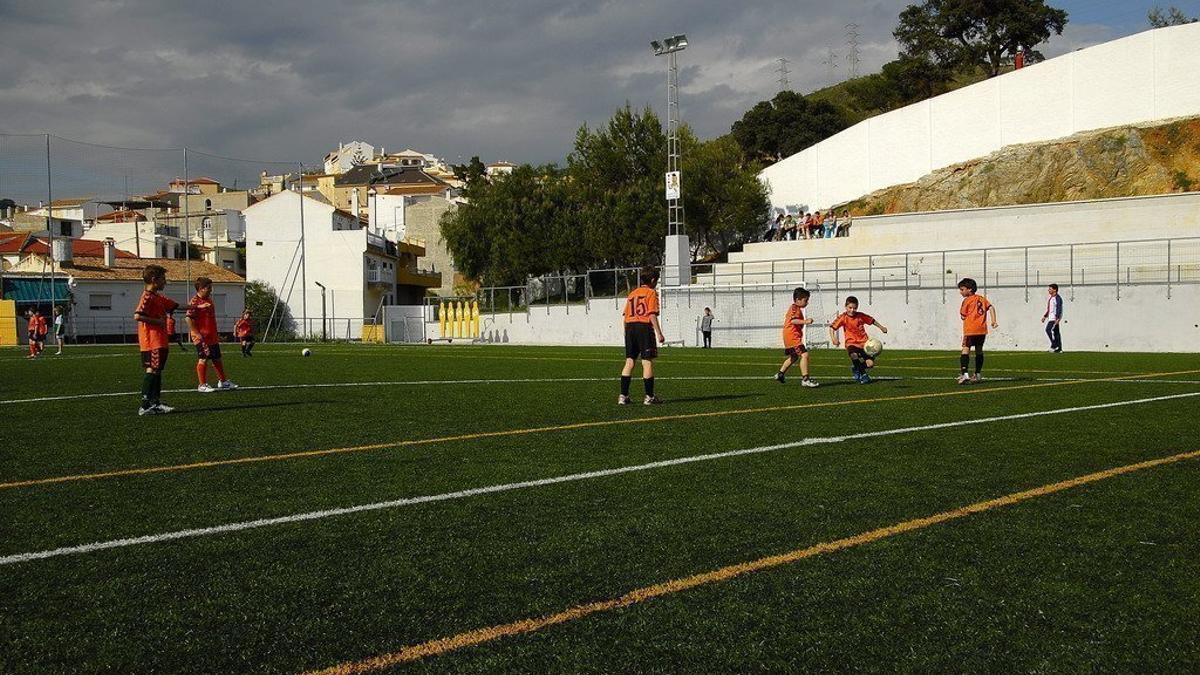 Imagen de un campo de fútbol de Málaga.