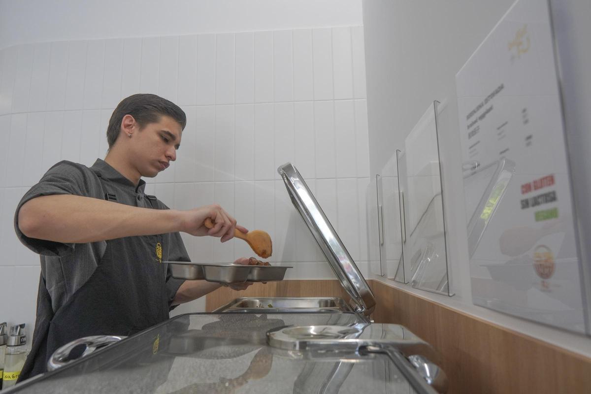 Uno de los trabajadores muestra el funcionamiento del buffet