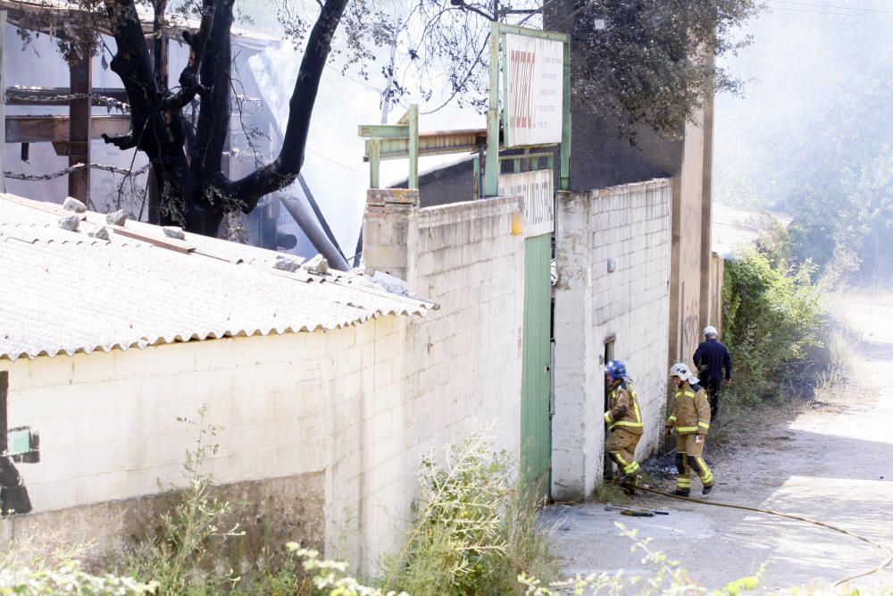 Un incendi ensorra el sostre d'una nau de Quart