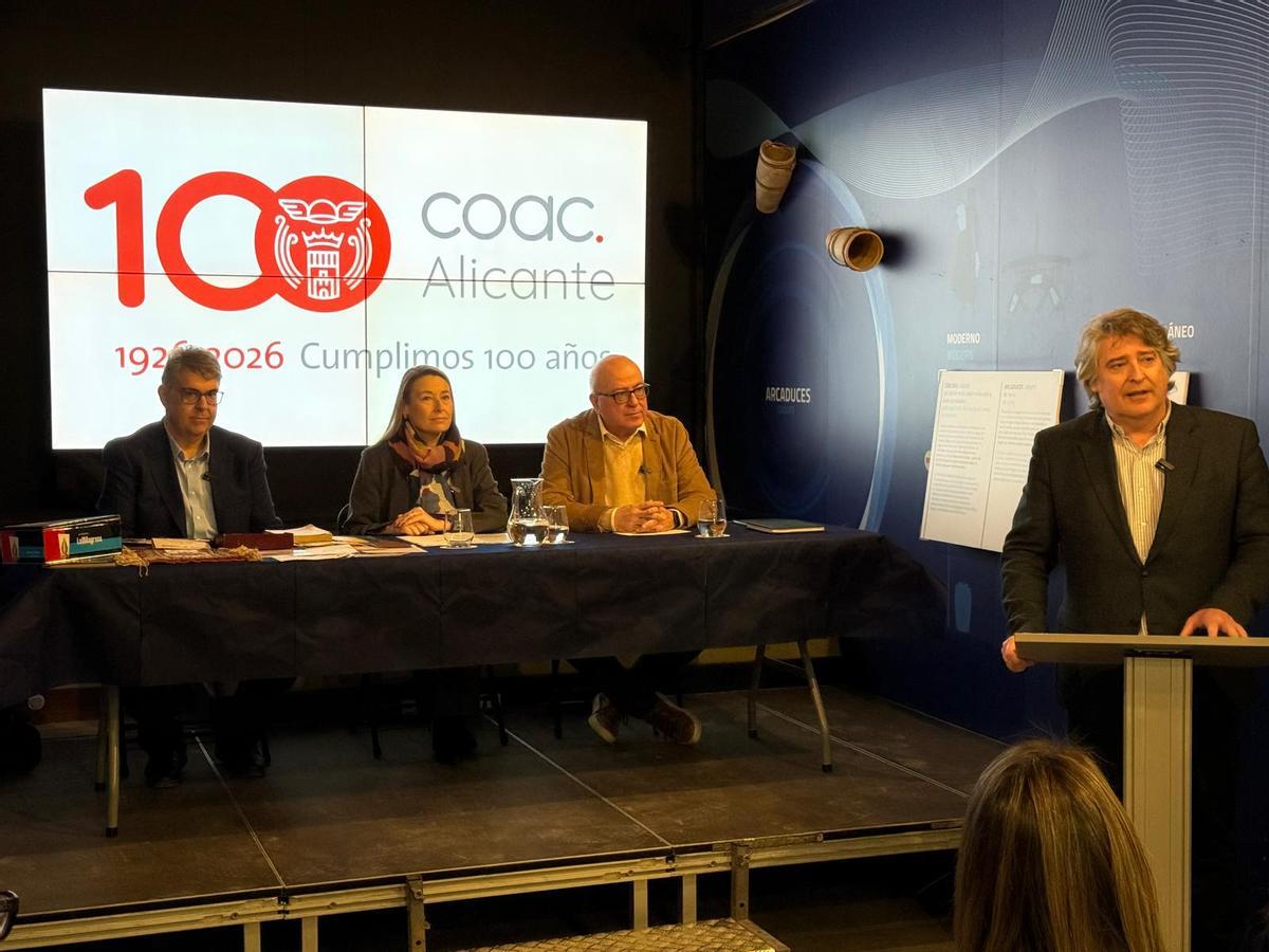 El Colegio de Agentes Comerciales de Alicante presenta el calendario de su centenario con una exposición itinerante por la provincia