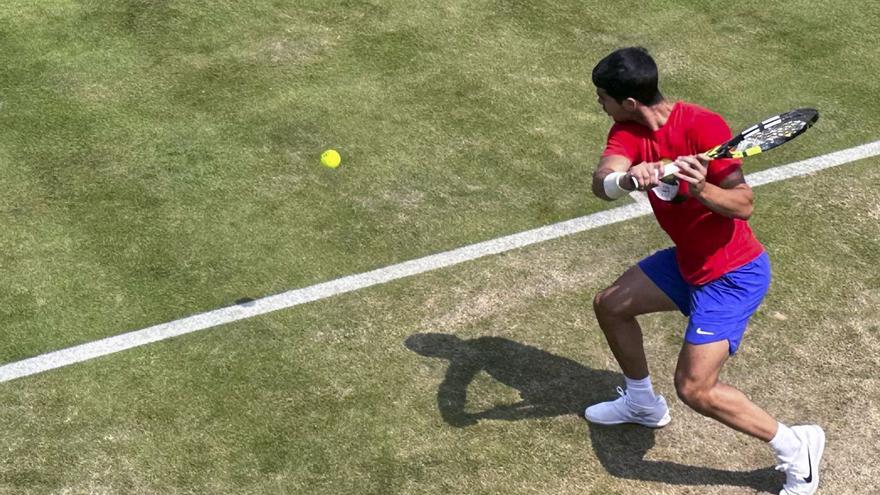 Carlos Alcaraz entrenando ayer en hierba antes de afrontar Queen’s.  | EFE/MANUEL SÁNCHEZ