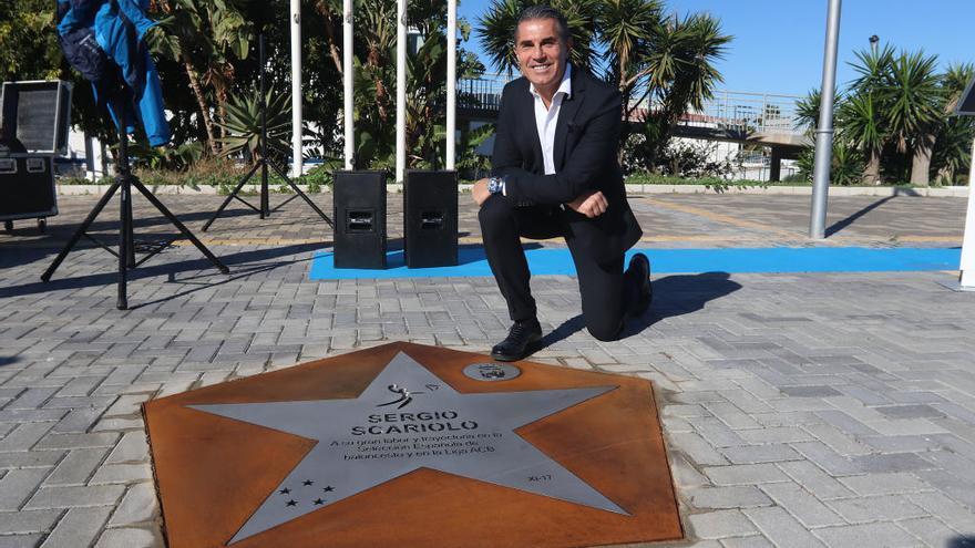 Sergio Scariolo, junto a su estrella en la puerta del Martín Carpena.