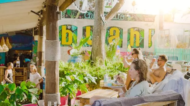 El chiringuito más bonito de Ibiza tiene vistas panorámicas a una bahía y más de 60 cócteles: "La comida estaba seriamente increíble, nos encantó"
