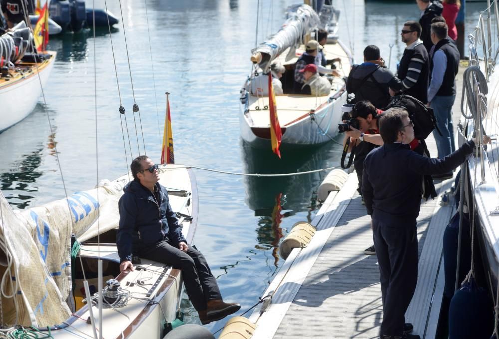 El rey emérito pudo por fin salir a navegar en una jornada primaveral marcada por el calor y el buen humor