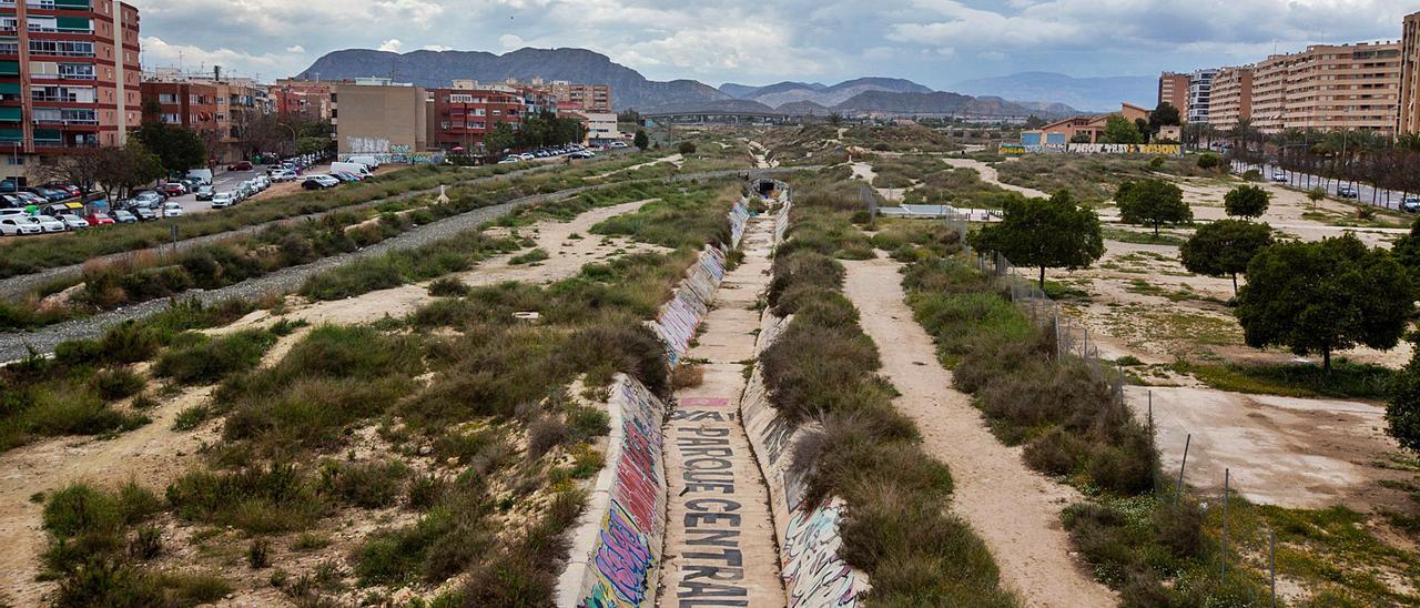 Imagen panorámica de los terrenos sobre los que se construirá el futuro Parque Central, con el PAU 1, a la derecha, y los barrios de Florida y Ciudad de Asís, a la izquierda.  | RAFA ARJONES