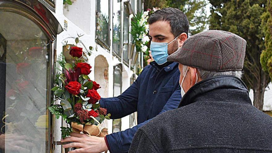 Ofrena floral a la tomba de Salvador Perarnau, a càrrec de l&#039;alcalde Albert Coberó i el renebot del poeta surienc, Josep Perarnau |