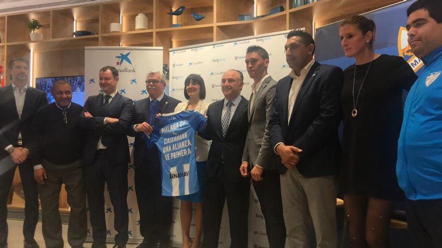 La plana mayor del Málaga CF celebra los seis años de colaboración con CaixaBank