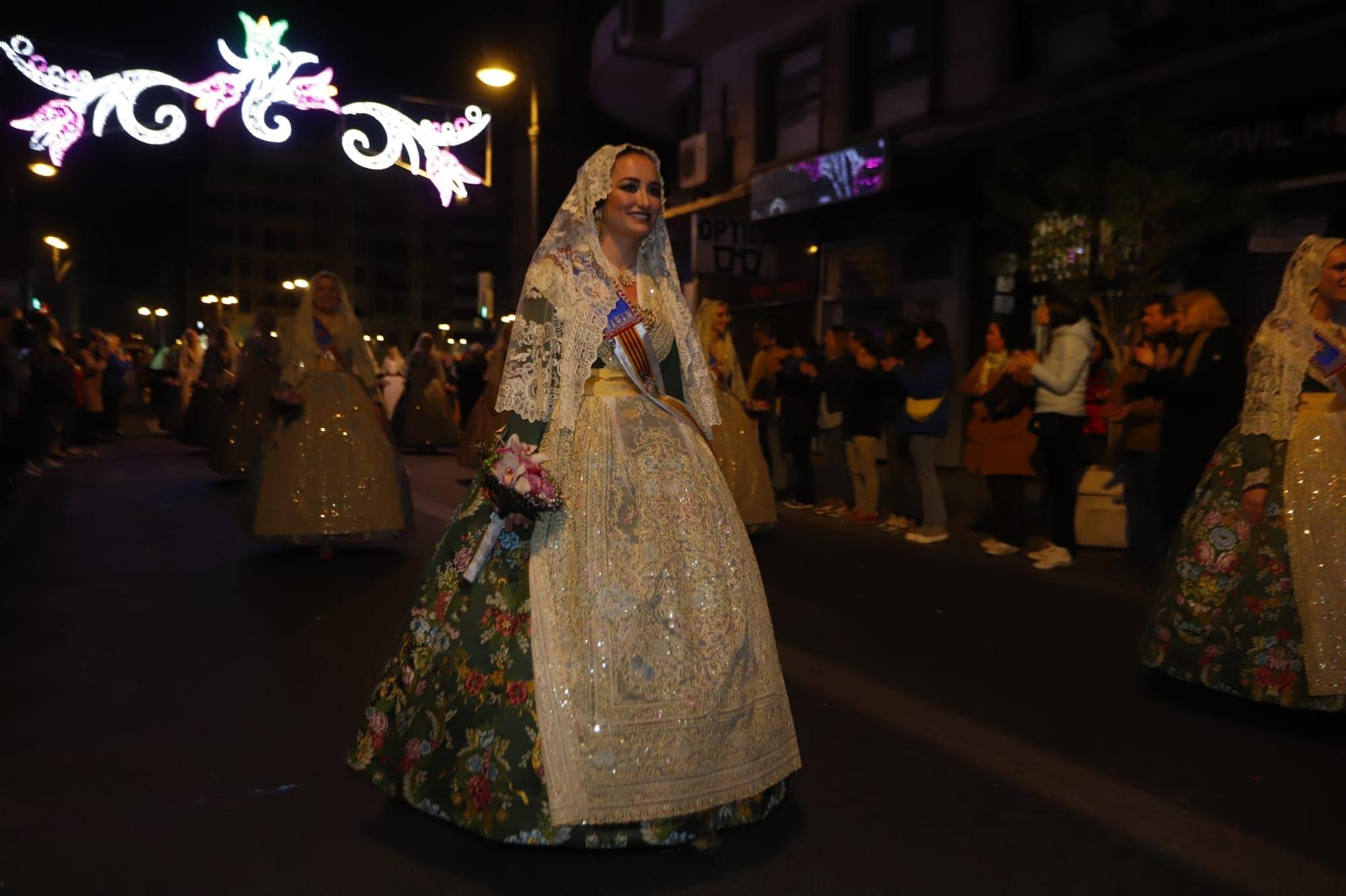 Laura Mengó y su corte coronan la ofrenda a la Virgen