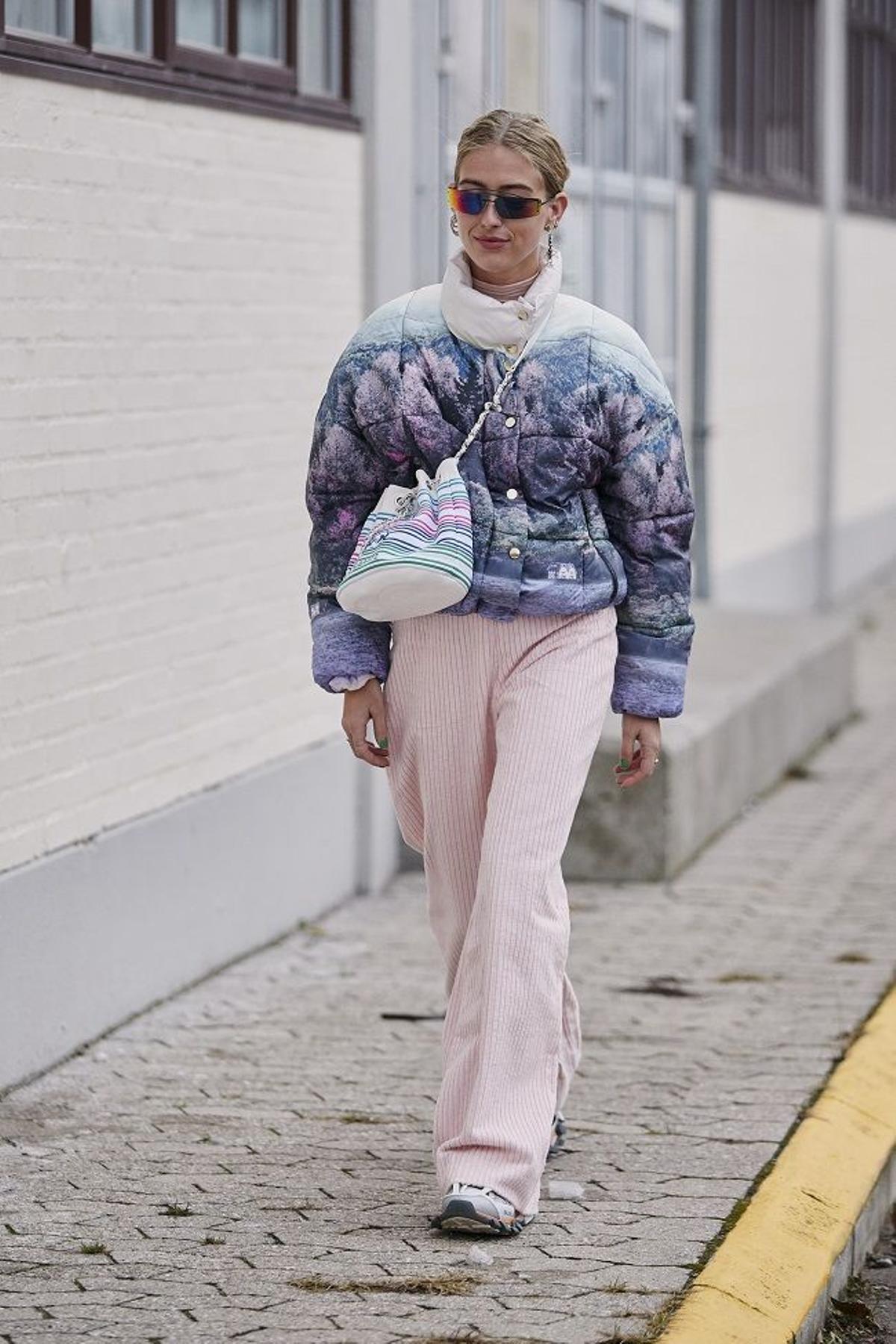 Look con plumífero estampado visto en el 'street style' de invierno de Copenhague