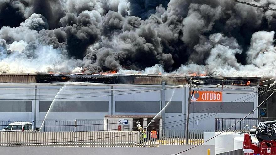 Un gran incendio destruye una nave cercana al aeropuerto de Ibiza