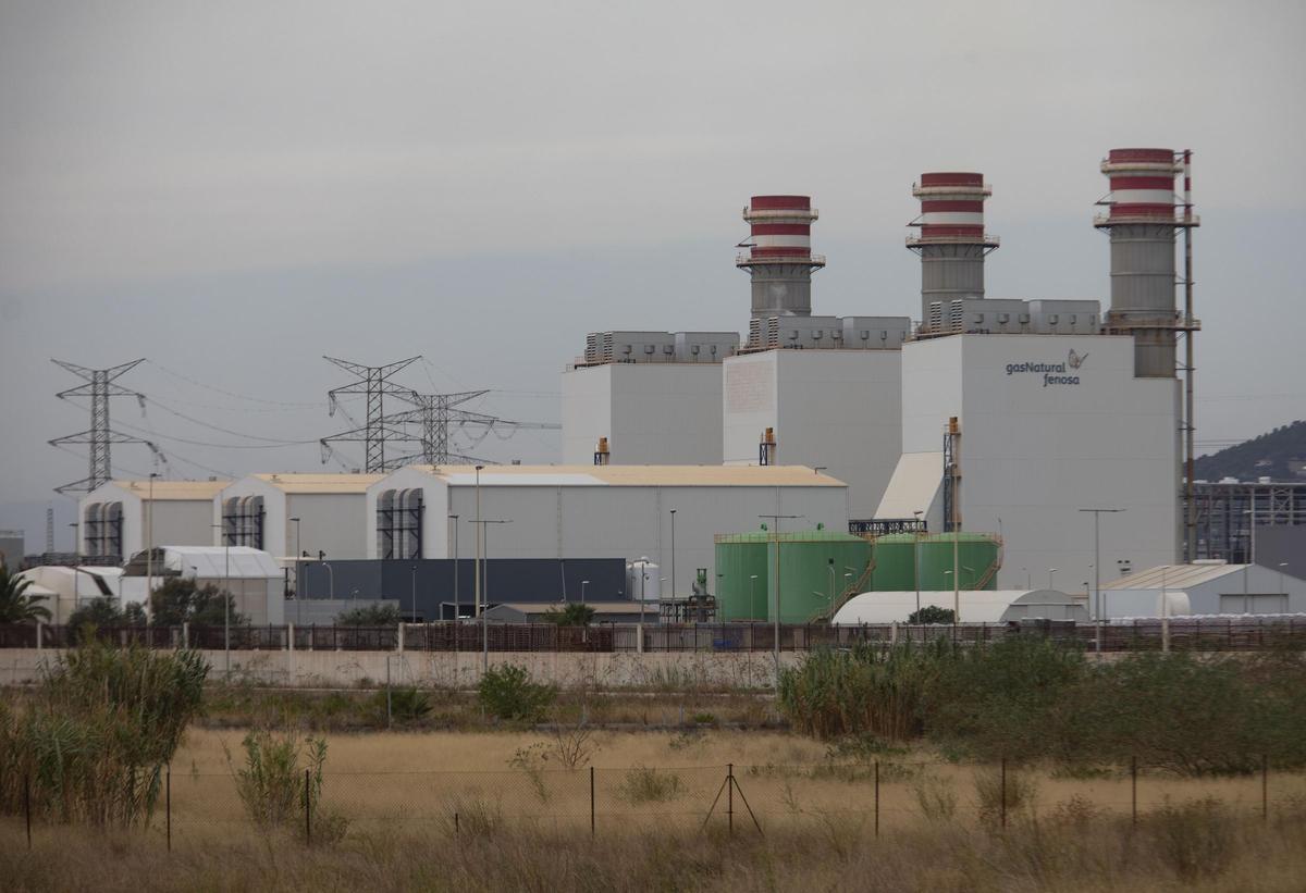 Planta de ciclo combinado en Sagunt que produce electricidad quemando gas.
