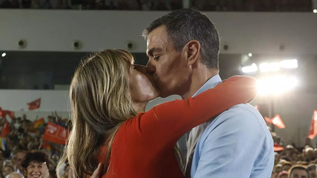 Sánchez mete a Begoña Gómez en campaña: "Nos han intentado quebrar y hoy estamos más unidos; te quiero"