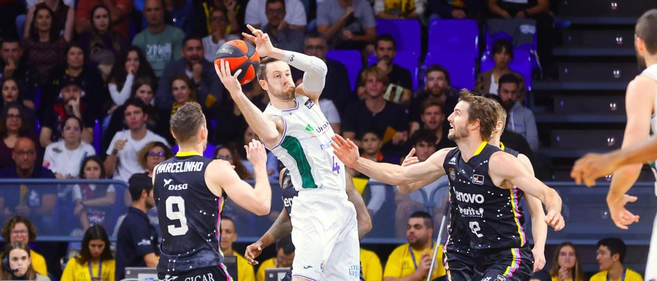 Kalinoski captura un rebote ofensivo en el Lenovo-Unicaja de la primera vuelta en ACB.