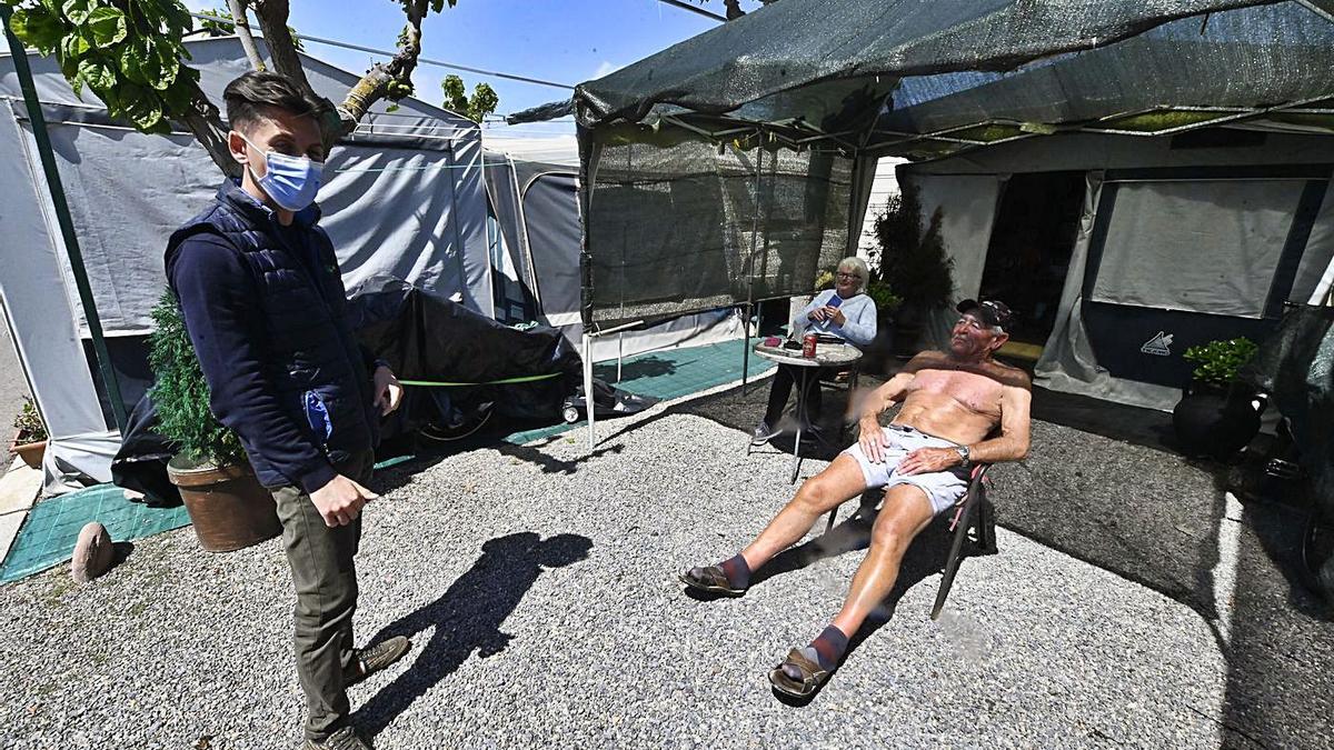 Familia alojada en un cámping de Moncofa, un sistema de pernoctación cada vez más buscado por los turistas.