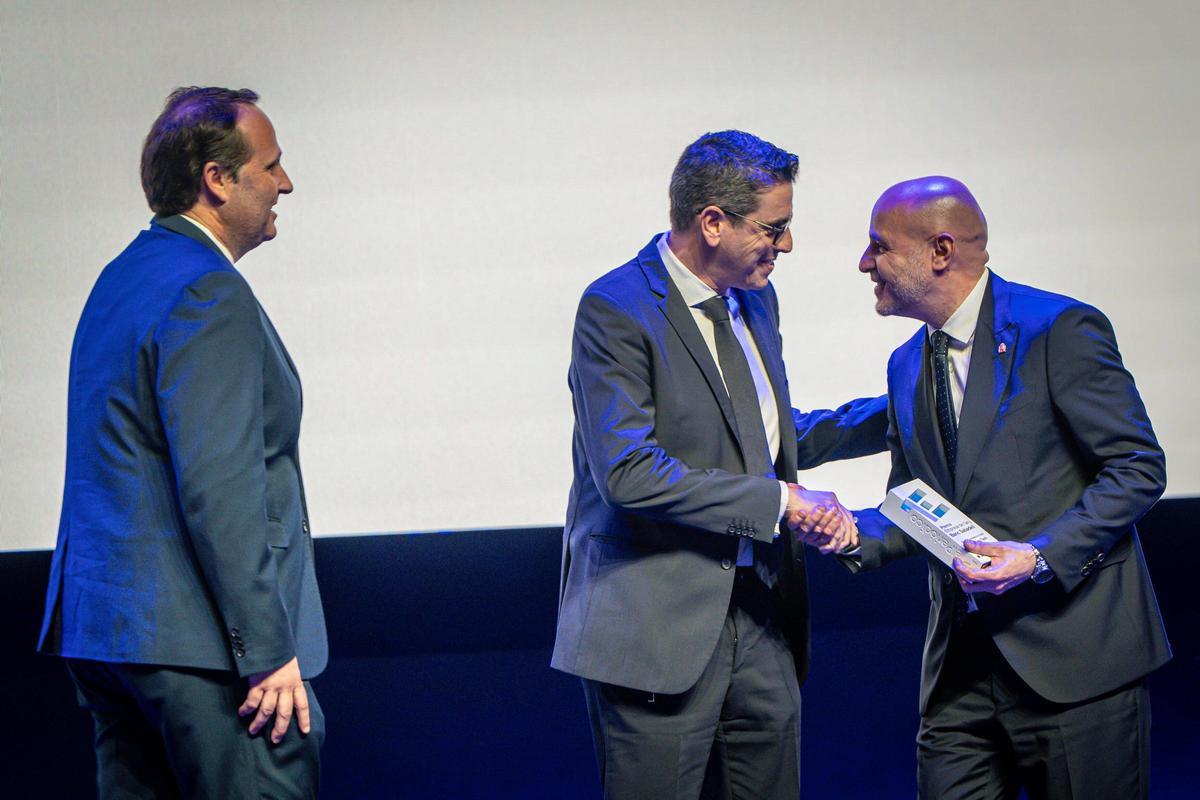 Lluis López, director de comunicació del Consorci de la Zona Franca y Carlos Prieto, delegat del Govern a Catalunya, hacen entrega del premio Empresa +Industria a Ronen Zioni, CEO de Excelencia Tech
