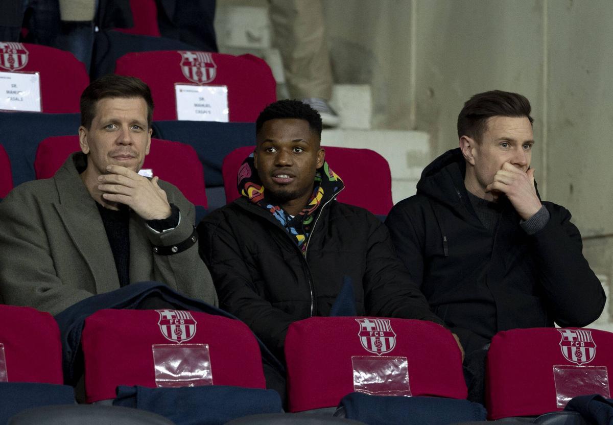Wojciech Szczesny, Ansu Fati y Marc Andre ter Stegen en la grada del Estadi Olímpic de Montjuïc