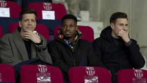 Wojciech Szczesny, Ansu Fati y Marc Andre ter Stegen en la grada del Estadi Olímpic de Montjuïc
