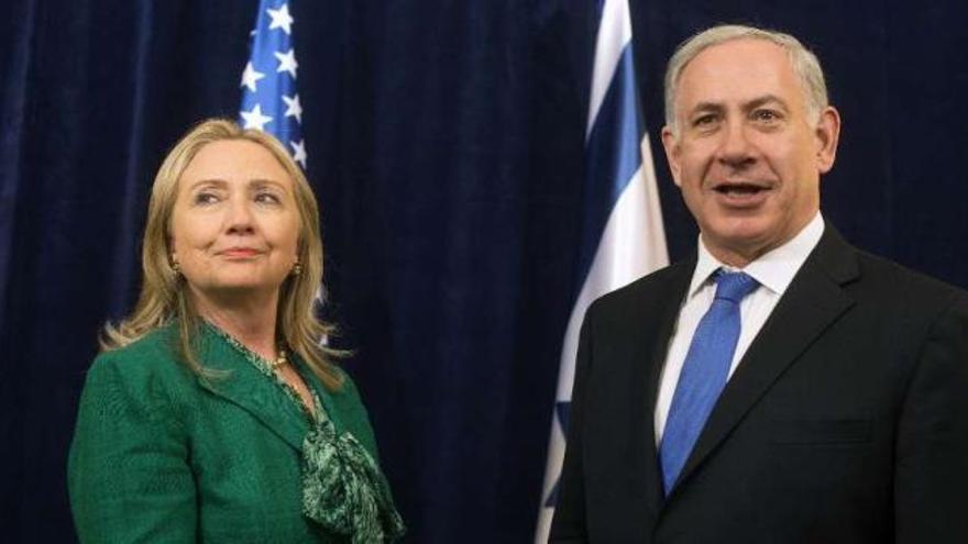 Hillary Clinton y Benjamin Netanyahu, ayer, en una reunión bilateral de la ONU.  // Reuters