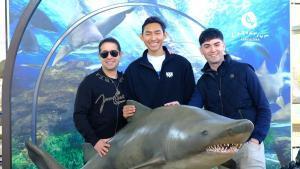 Dr. Oscar Ruelas, Luis Fernando y Vicente Mirasol, en el Aquàrium de Barcelona
