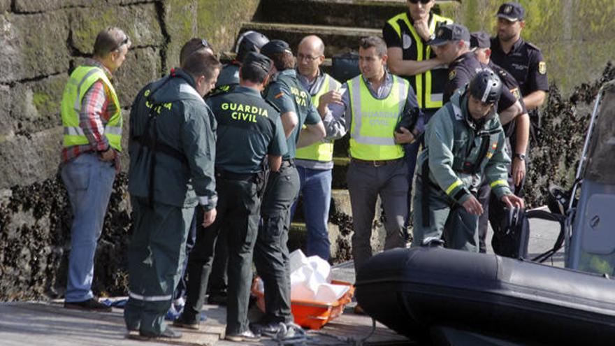 La Guardia Civil custodia el cadáver. // Santos Álvarez