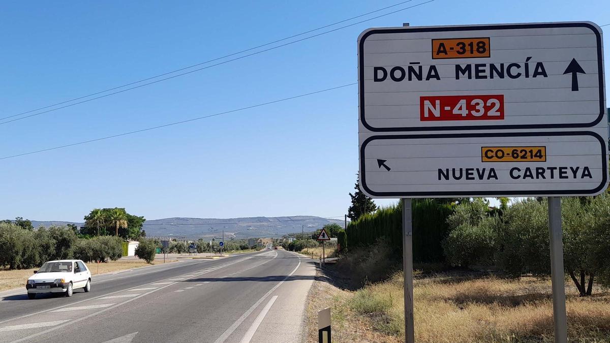 Carretera A-318 en dirección a Doña Mencía, en el término de Cabra.