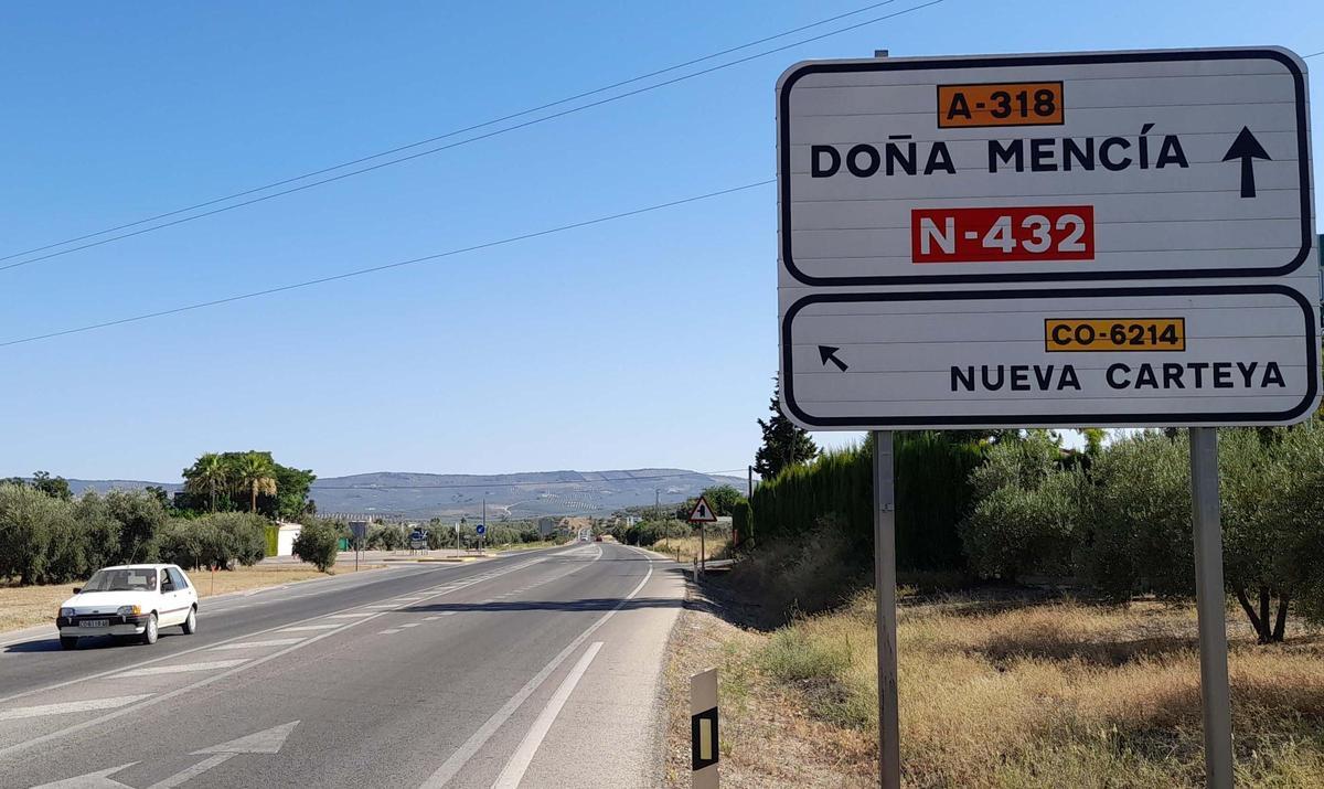 Carretera A-318 en dirección a Doña Mencía, en el término de Cabra.
