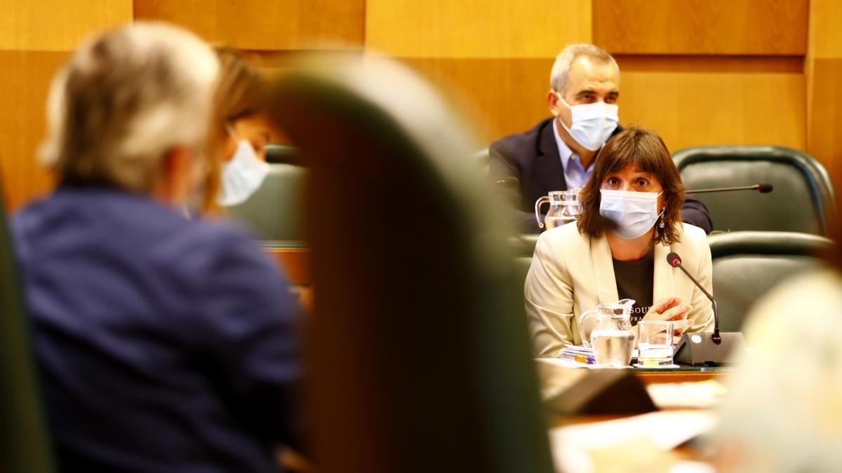 Lola Ranera (PSOE), durante la celebración de un pleno, dirigiéndose al alcalde, Jorge Azcón (PP).