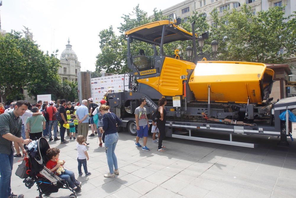 Jornada de ingeniería en la calle, en la plaza del Ayuntamiento de València.