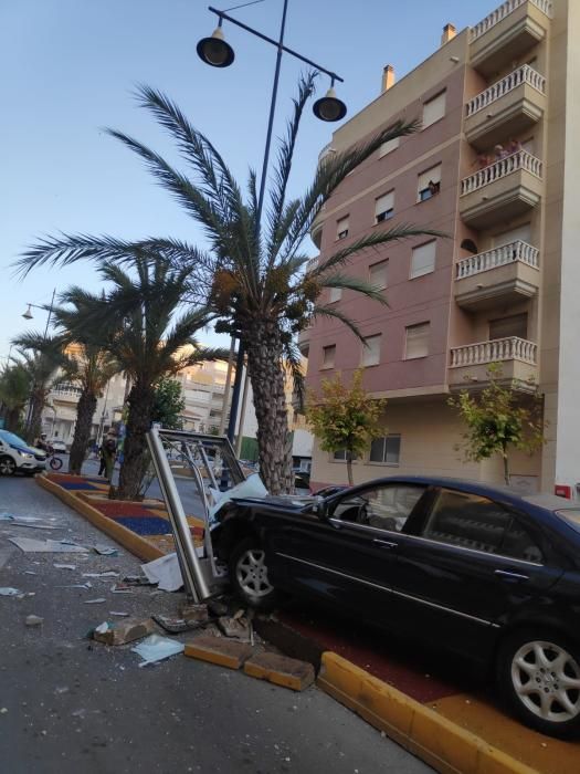 El conductor ha perdido el control del vehículo cuando enfilaba la avenida desde la curva del palangre, por causas que se investigan