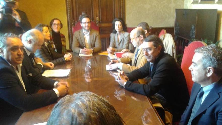 El alcalde, José Hila, y Joana Maria Adrover recibieron a una delegación de la patronal Caeb.