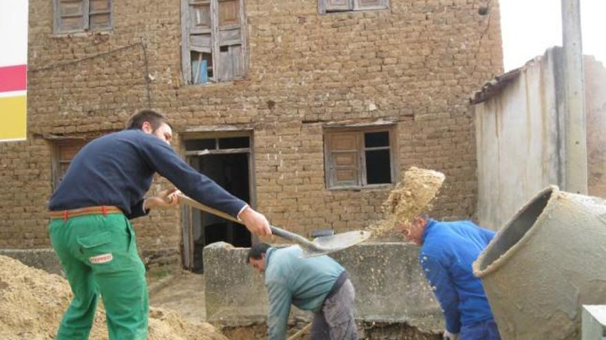 Varios operarios en la mañana de ayer realizan trabajos en  la antigua casa del cura de Bretocino.