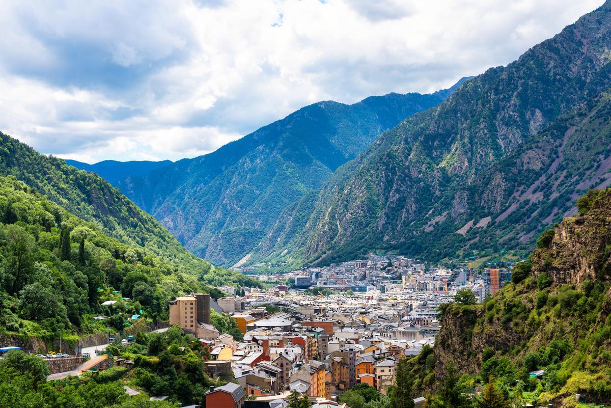 La ciudad se extiende a lo largo del valle que forma el río Valira