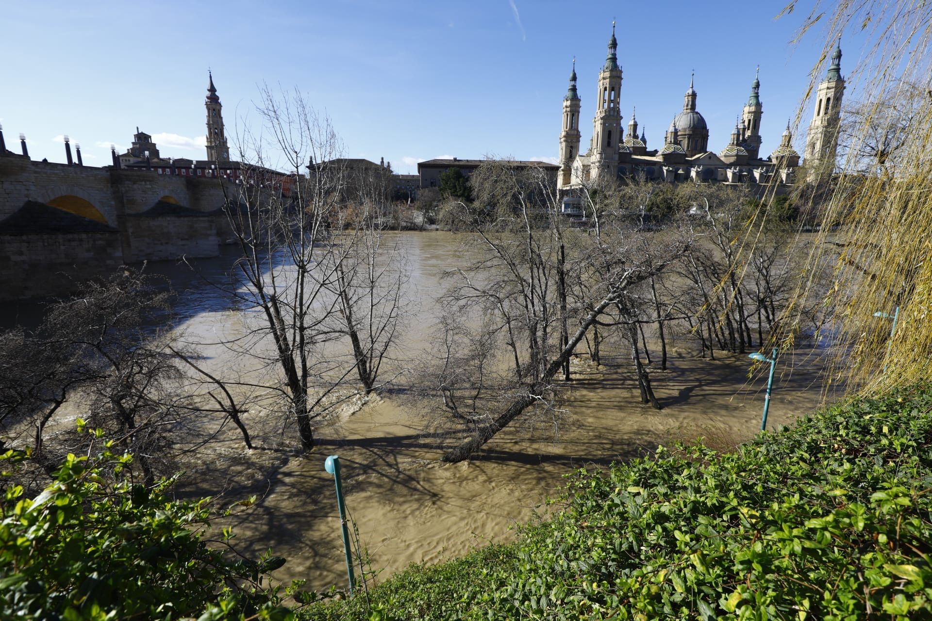 En imágenes | Así transcurre la crecida del Ebro a su paso por Aragón