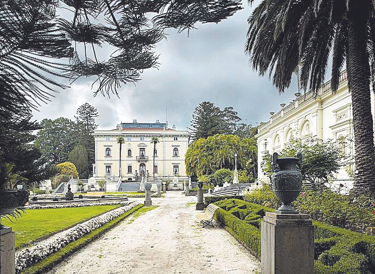 Imagen jardín italiano con la fachada norte del palacete al fondo.jpg