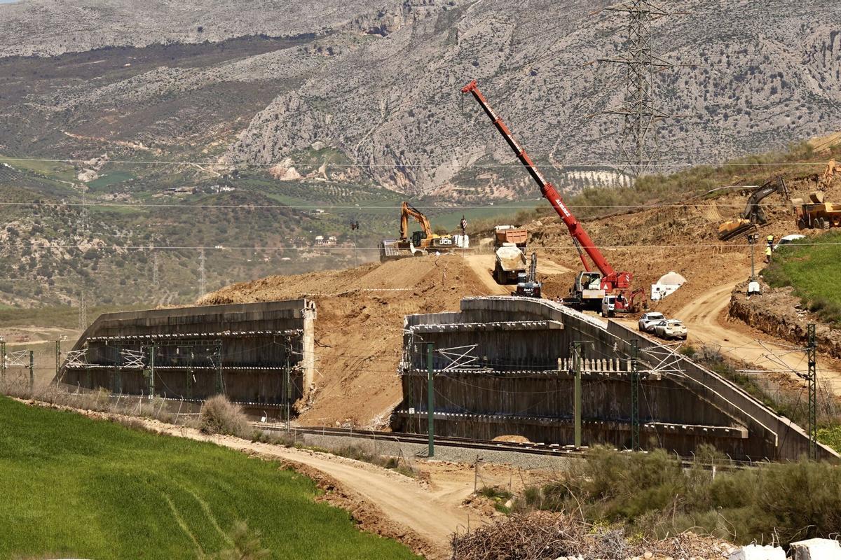 Trabajos de recuperación de la línea de alta velocidad afectada por un desprendimiento en Álora, este lunes, 16 de marzo.